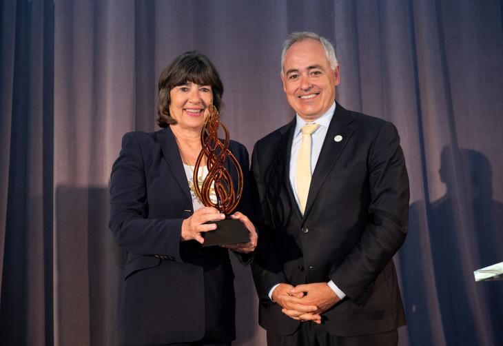 President Cabrera presented the 2023 Ivan Allen Prize for Social Courage to CNN's Christiane Amanpour. (Photo by Joya Chapman)
